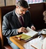 business-people-discussing-cafe_53876-15158