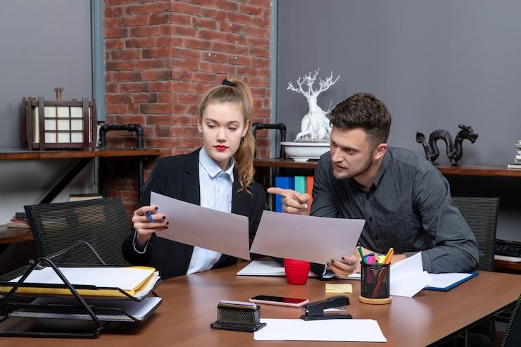 front-view-young-busy-confused-clerical-workers-discussing-one-issue-documents-office_140725-106003 front-view-young-busy-confused-clerical-workers-discussing-one-issue-documents-office_140725-106003
